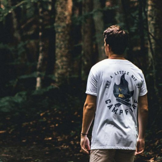 キャンプキャンパカッコいいーキャンプファイアアンダースターズマウンテンズ Tシャツ