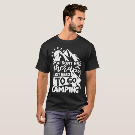 キャンプセラピーおもしろいキャンパー引用文タイポグラフィ Tシャツ (正面フル)