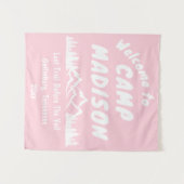 キャンプバチェロレッテマウンテンキャンプパーティーピンクサイン タペストリー (正面(横))