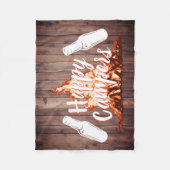 キャンプビール及び篝火のご機嫌な人の素朴な木 フリースブランケット (正面)