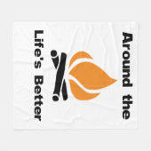 キャンプファイアのまわりにのライフ フリースブランケット (正面(横))