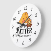 キャンプファイアのまわりにの方が人生だ ラージ壁時計 (傾斜)