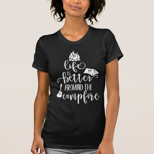キャンプファイアのまわりには人生の方が良い Tシャツ (正面)