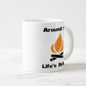 キャンプファイアのまわりにライフの向上 ジャンボコーヒーマグカップ (正面右)