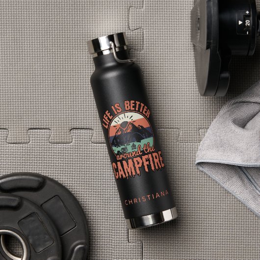 キャンプファイアカスタムキャンピングはのまわりに人生が良い ウォーターボトル (ジム)