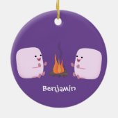 キャンプファイアマンガの可愛いピンクのマシュマロ セラミックオーナメント (裏面)