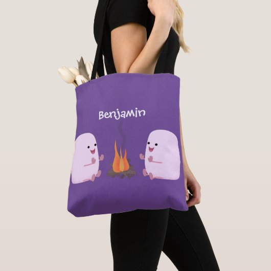 キャンプファイアマンガの可愛いピンクのマシュマロ トートバッグ (クローズアップ)