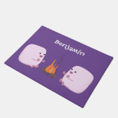 キャンプファイアマンガの可愛いピンクのマシュマロ ドアマット (アングル)