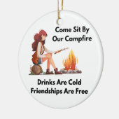 キャンプファイア来ーの横に座る セラミックオーナメント (左)