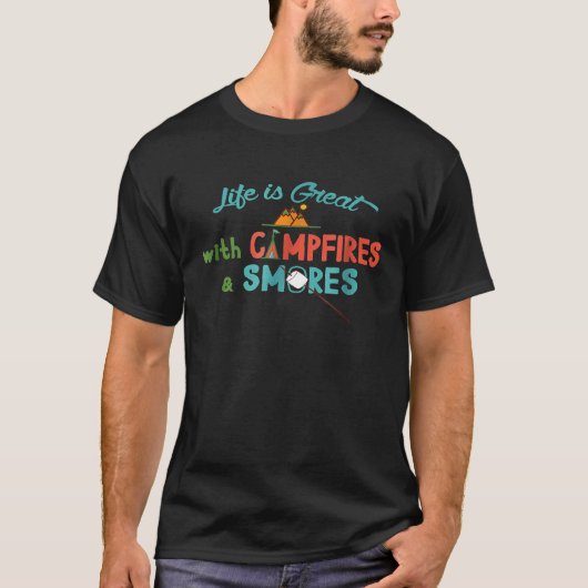 キャンプファイア素晴らしとスモールのキャンプで生活 Tシャツ (正面)