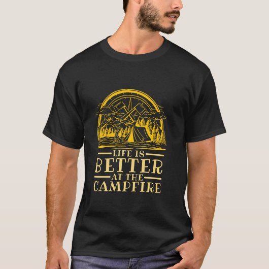 キャンプファイヤーでのキャンプ生活の方が良い Tシャツ (正面)