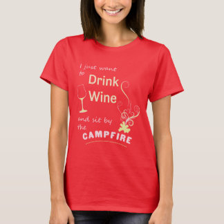 キャンプファイヤーでワインを飲んでくつろぐTシャツ キャンプTシャツ Tシャツ