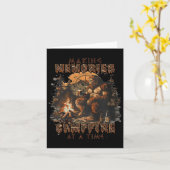 キャンプファイヤーで思い出を作る ビッグフット カード (黄色い花)