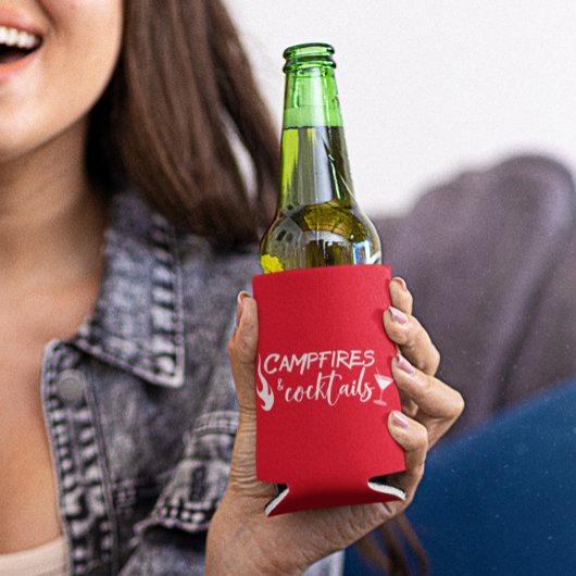 キャンプファイヤーとカクテルキャンプ飲み物 缶クーラー
