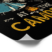 キャンプファイヤーのそばでの生活はもっと楽しい キャンプ カム キャンプ ポスター (角)