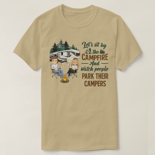 キャンプファイヤーのそばに座って、人々がThを駐車するのを見よう Tシャツ (デザイン正面)