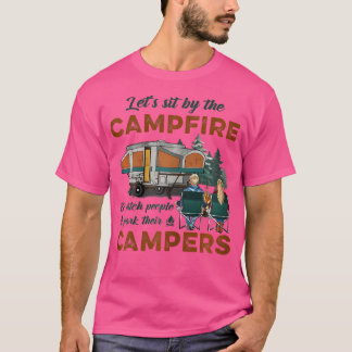 キャンプファイヤーのそばに座って、人々がThを駐車するのを見よう Tシャツ