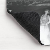 キャンプファイヤーのまわりで遊び、歌っているカウボーイ マウスパッド (コーナー)