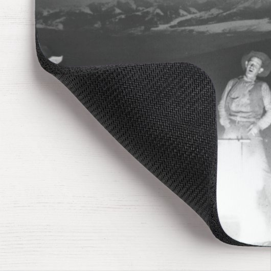 キャンプファイヤーのまわりで遊び、歌っているカウボーイ マウスパッド (コーナー)