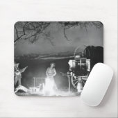 キャンプファイヤーのまわりで遊び、歌っているカウボーイ マウスパッド (マウス)