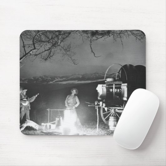 キャンプファイヤーのまわりで遊び、歌っているカウボーイ マウスパッド (マウス)