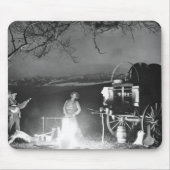 キャンプファイヤーのまわりで遊び、歌っているカウボーイ マウスパッド (正面)