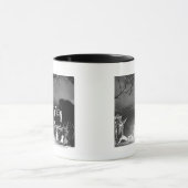 キャンプファイヤーのまわりで遊び、歌っているカウボーイ マグカップ (中央)