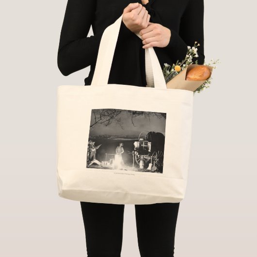 キャンプファイヤーのまわりで遊び、歌っているカウボーイ ラージトートバッグ (正面(商品))