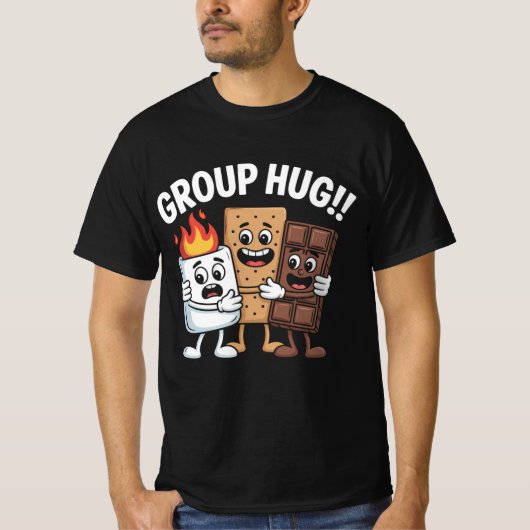 キャンプファイヤーのスモアの雰囲気 面白いグループハグ キャンピングTシャツ Tシャツ (正面)