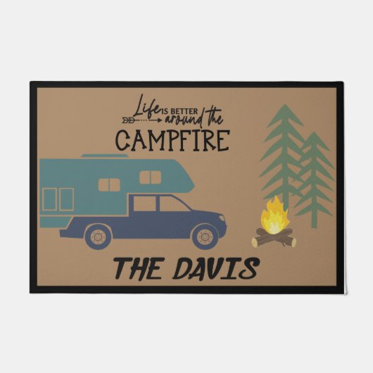 キャンプファイヤーの周りで人生はもっと良くなる - オーダーメイド ドアマット (正面)