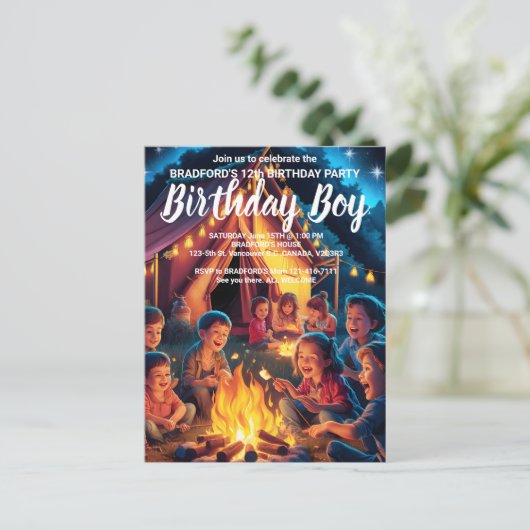 キャンプファイヤーの周りに集まった子供たち 誕生日パーティーに招待 ポストカード (スタンド正面)