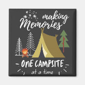 キャンプメイキングメモリーズ – 一度に1つのキャンプ場 マグネット (正面)