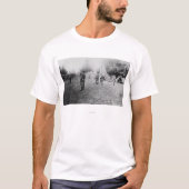 キャンプルイス、WA -アメリカ人の下で取っている兵士 Tシャツ (正面)