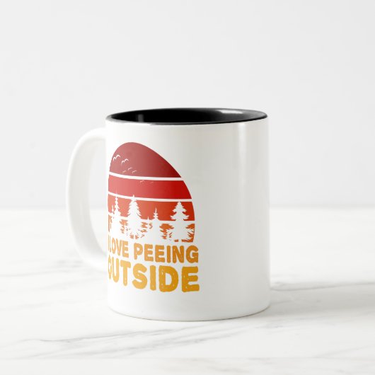 キャンプ場の外でピーおもしろいを楽しんで ツートーンマグカップ (正面左)