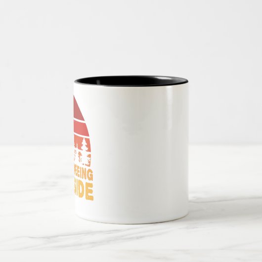 キャンプ場の外でピーおもしろいを楽しんで ツートーンマグカップ (中央)