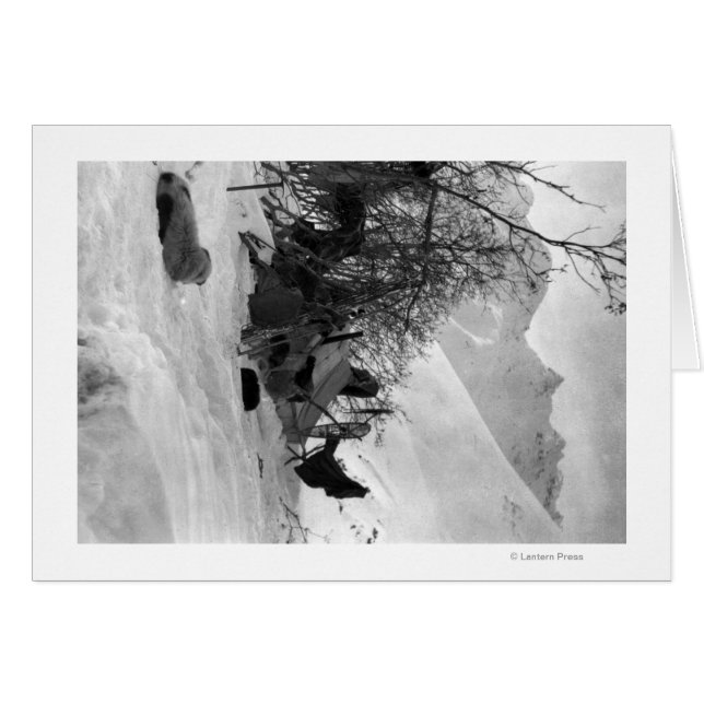 キャンプ場の探検家のテントと所持品 (正面横)