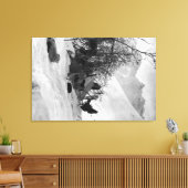 キャンプ場の探検家のテントと所持品 キャンバスプリント (インサイチュ (リビング))