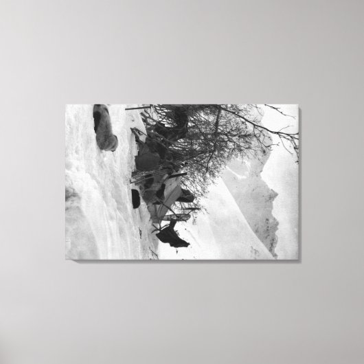 キャンプ場の探検家のテントと所持品 キャンバスプリント (正面)