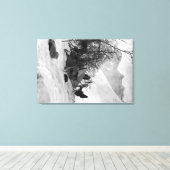 キャンプ場の探検家のテントと所持品 キャンバスプリント (インサイチュ (ウッドフロア))