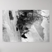 キャンプ場の探検家のテントと所持品 ポスター (正面)