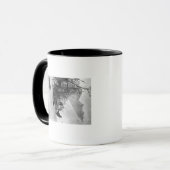 キャンプ場の探検家のテントと所持品 マグカップ (正面左)