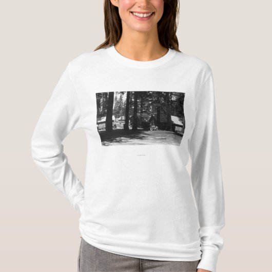 キャンプ場場面 Tシャツ (正面)