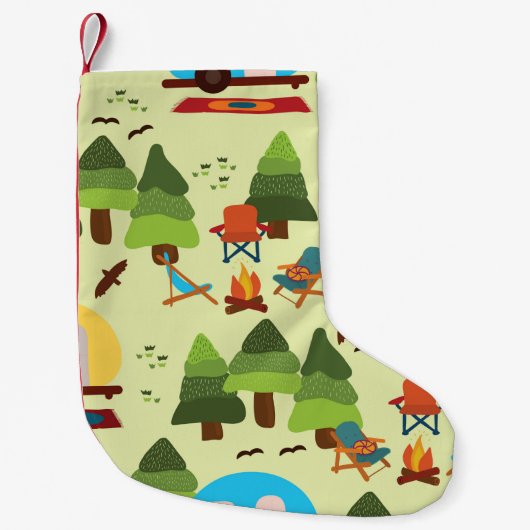 キャンプ場 – キャラバン、キャンプ用椅子、消防車 スモールクリスマスストッキング (正面)