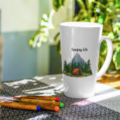 キャンプ生活、木材のバックパッキングにテントと カフェラテマグ