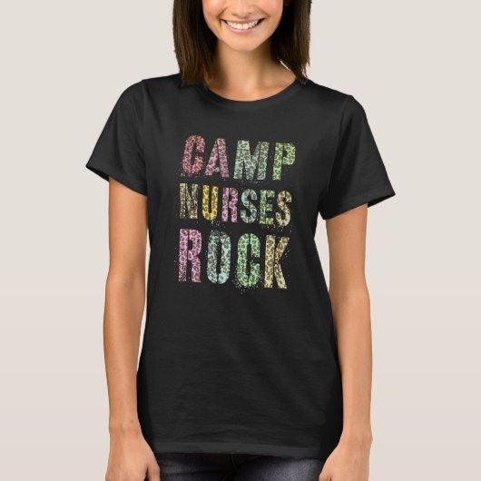 キャンプ看護師はヒョウ柄キャンプ部をロックするメ Tシャツ (正面)