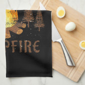 キャンプ – キャンプファイヤーの方が生活が良い キッチンタオル (四つ折り)