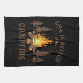 キャンプ – キャンプファイヤーの方が生活が良い キッチンタオル (横)