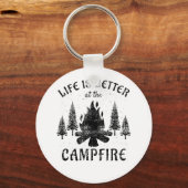 キャンプ – キャンプファイヤーの方が生活が良い キーホルダー (正面)