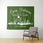 キャンプ・バチェロレッテ・マウンテン・グランピング・ウィークエンド・パーティー タペストリー (インサイチュ(横))