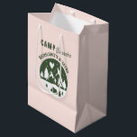 キャンプ ブライズパーティー キャンピング バッチ ウィークエンド ピンク ミディアムペーパーバッグ<br><div class="desc">グリーンとピンクのキャンプ バッチ ウィークエンドをテーマにしたイラストがかわいいデザイン。 このデザインは、キャンピング ブライズパーティーやガールズトリップ、山や森、湖でのバチェロレッテパーティーに最適です。</div>